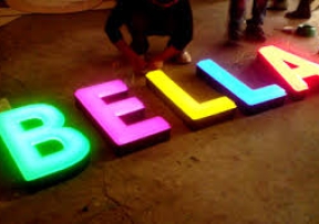 Hoàng Long - Dịch vụ thiết kế thi công biển quảng cáo alu, mica chuyên nghiệp nhất